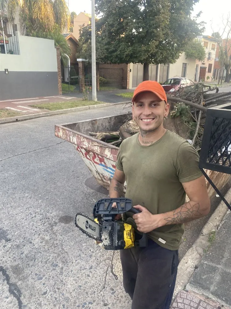 Operario con motosierra trabajando en la calle