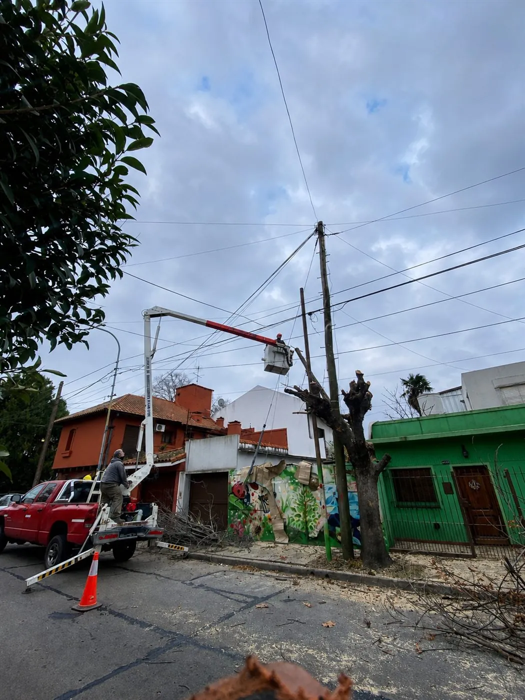 Camión con cesta hidráulica trabajando sobre la vereda