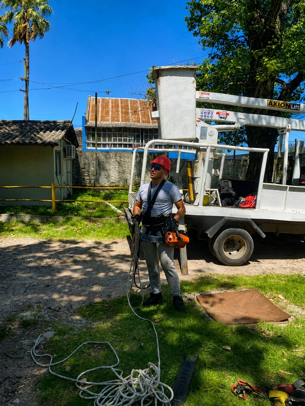 Operario equipado junto al camión hidroelevador